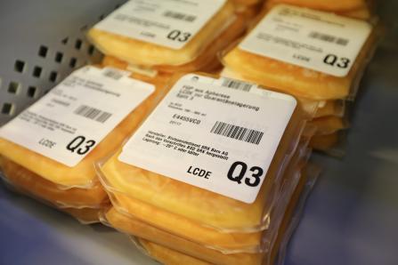 Abb. 9: Beutel mit gespendetem Blutplasma. Quelle: Blutspende SRK Schweiz 